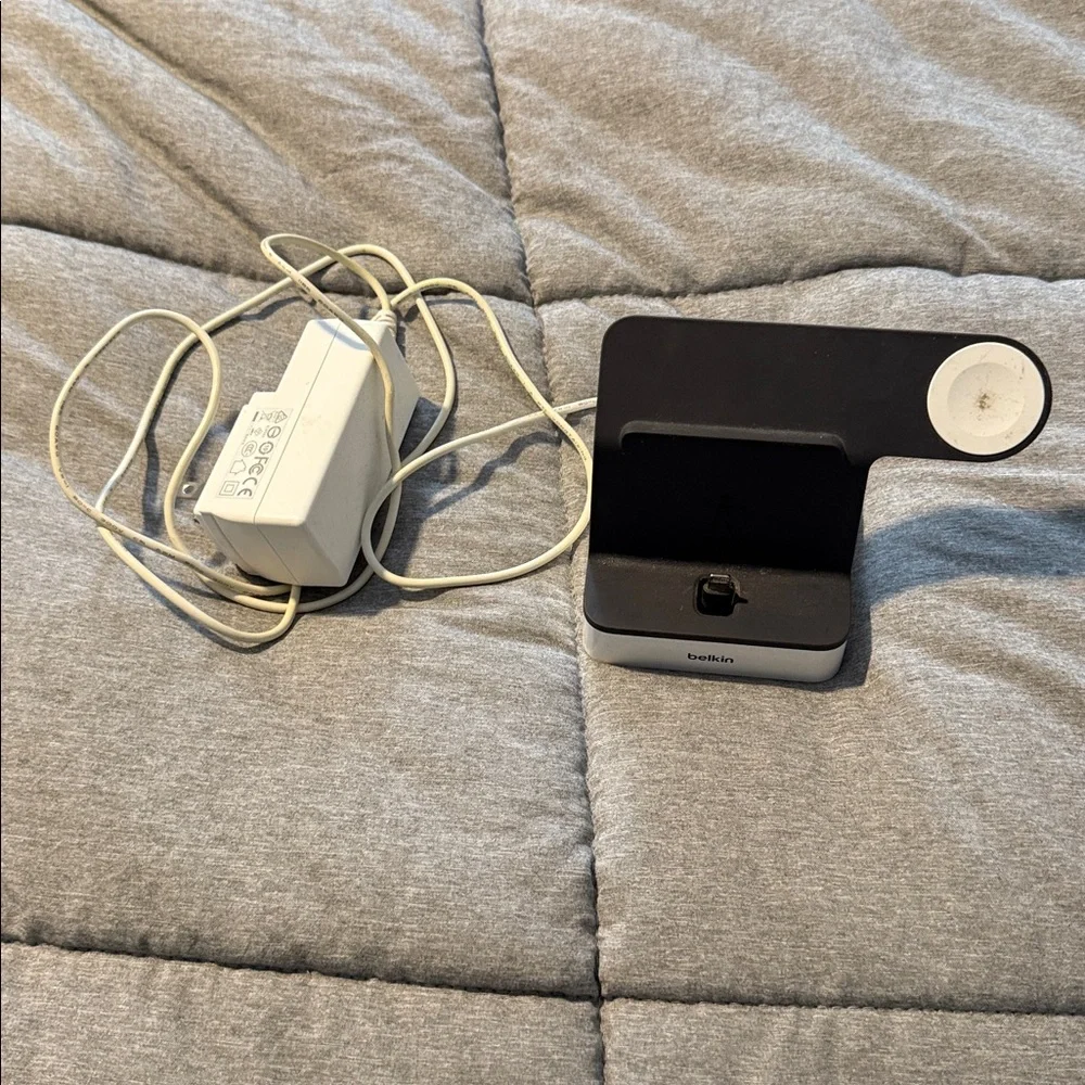 Belkin Dual Black and White Charging Station (lightning)